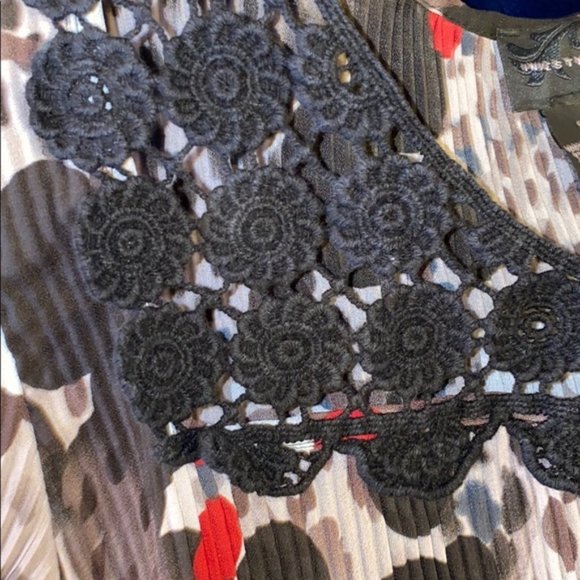 🌟🌟🌟INVESTMENTS. 3/4 SLEEVES BLOUSE. STRETCHY MATERIAL - Picture 5 of 8